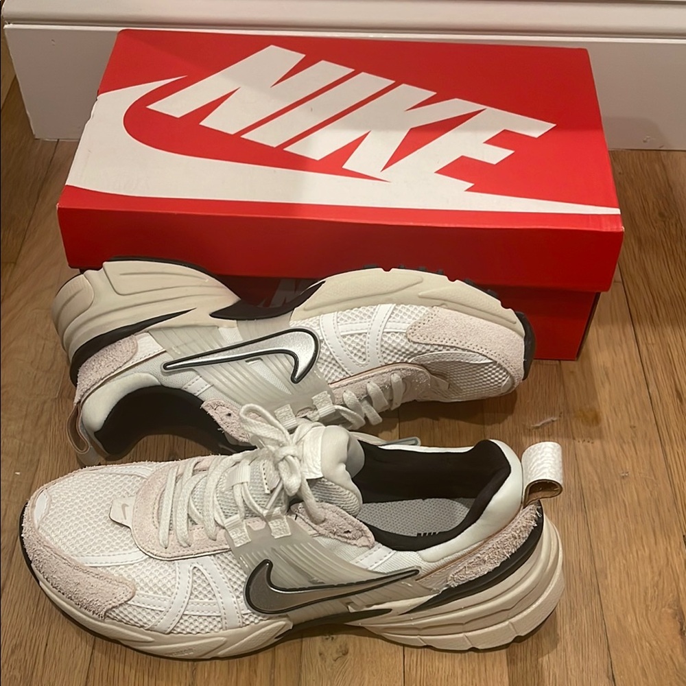 Nike White and Black Sneakers
